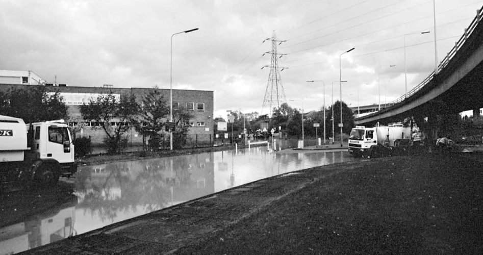 wwps-chigwell-road-floods-20001031-03
